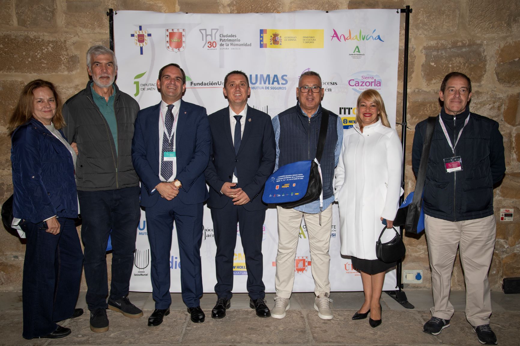 Adolfo Cordobés y Leticia Villegas junto a representantes de la JHC_281023 (1)
