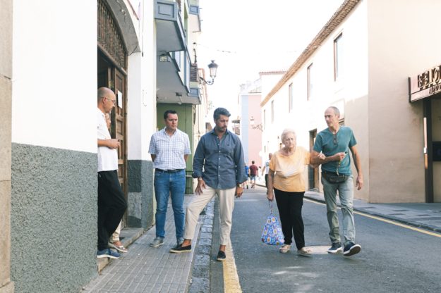 Adolfo Cordobés y Luis Yeray Gutiérrez en la calle Juan de Vera