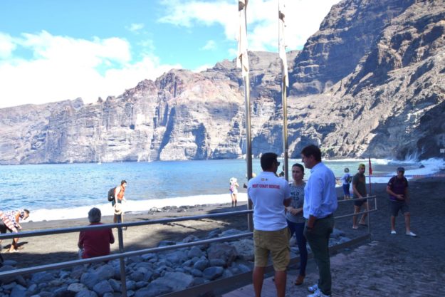El alcalde y la concejala presentes en la apertura parcial de la playa
