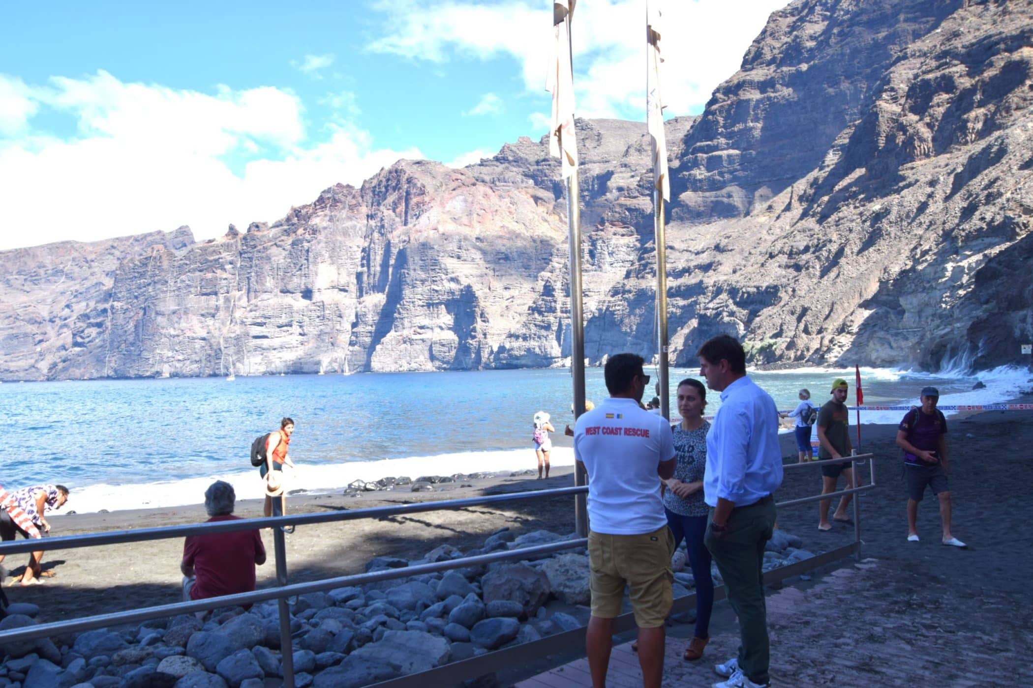 El alcalde y la concejala presentes en la apertura parcial de la playa