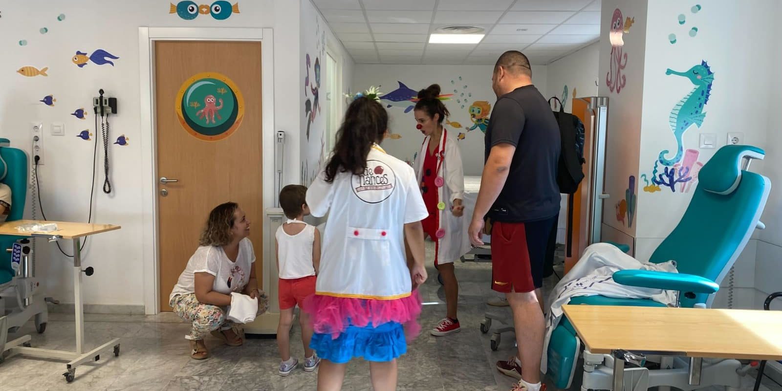 Los niños niñas de La Candelaria disfrutan de la visita de los payasos FIC