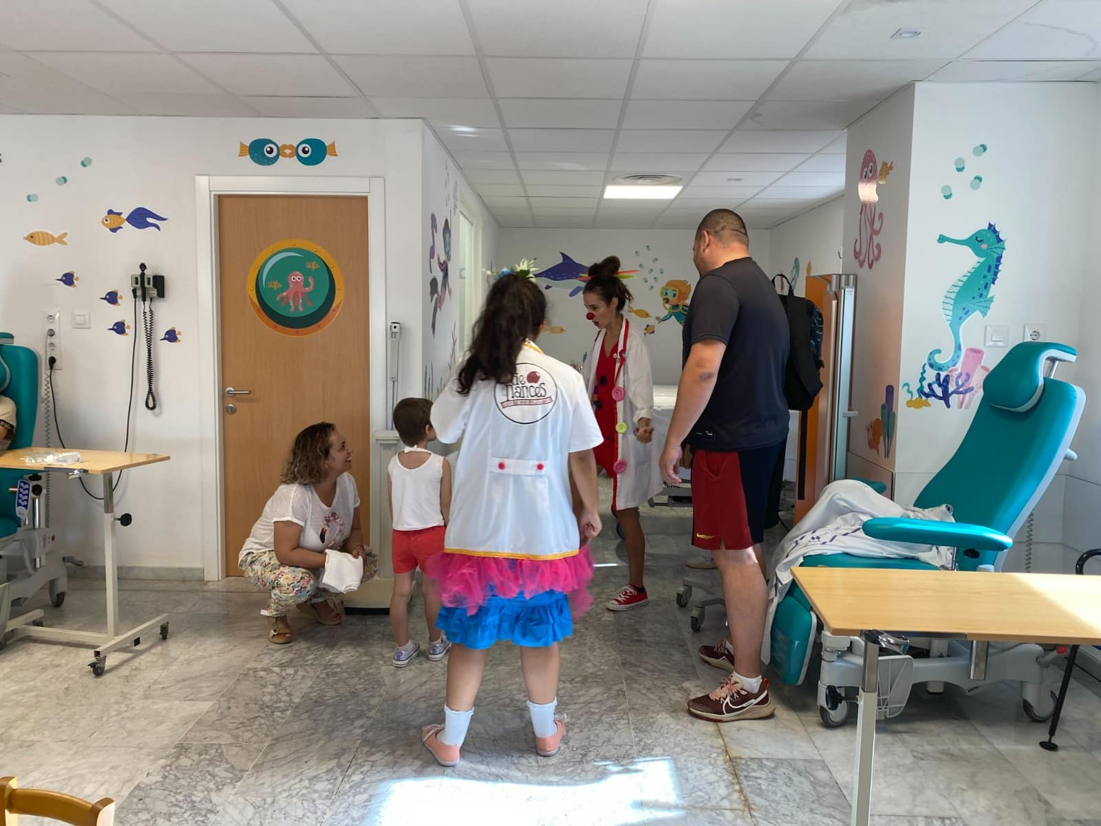 Los niños niñas de La Candelaria disfrutan de la visita de los payasos FIC