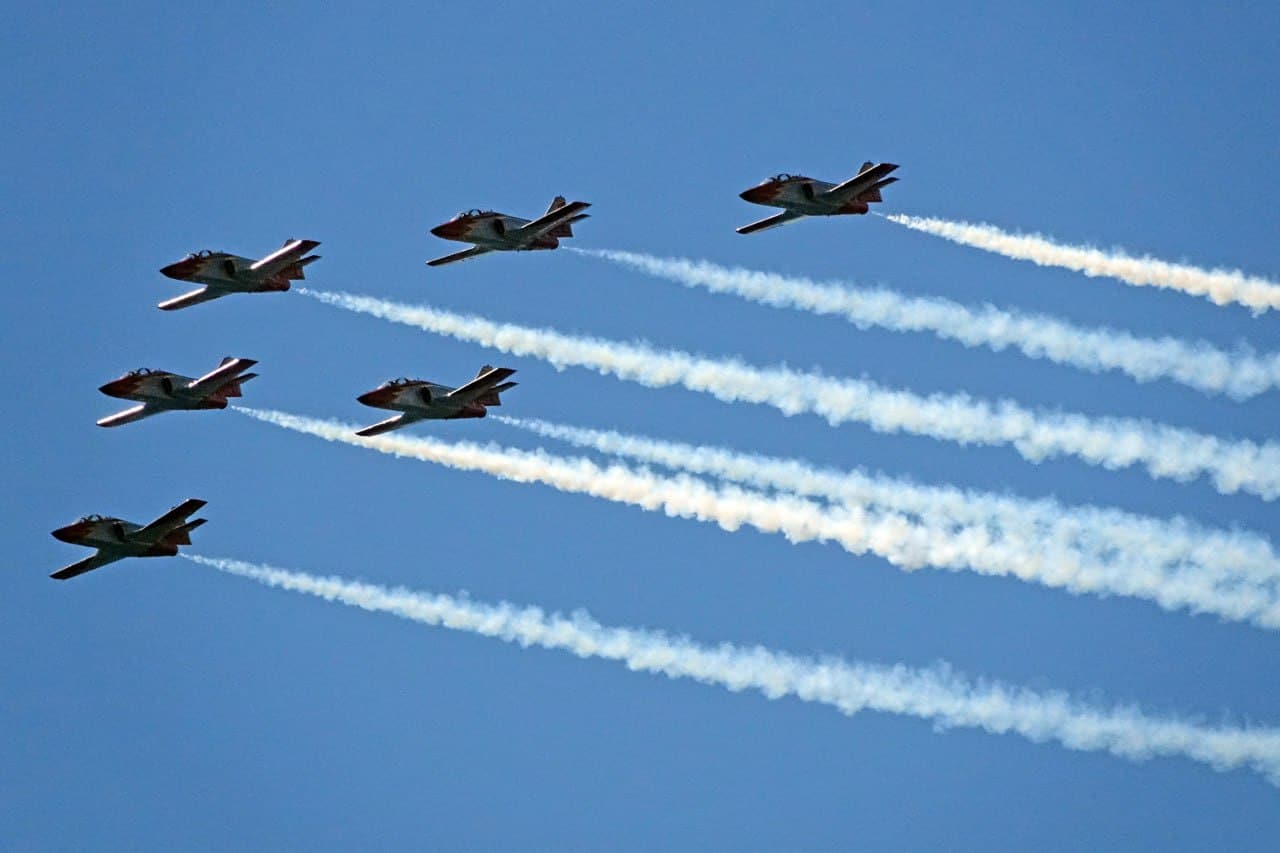20231104 La exhibición aérea de la Patrulla Águila obliga a reordenar el tráfico en San Andrés (1)