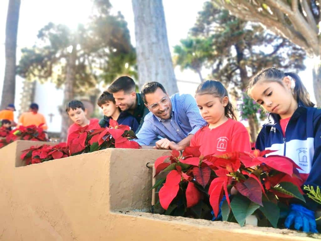 281123 Siembra de flores de pascua Navidad escolares CEIP San Sebastián 01