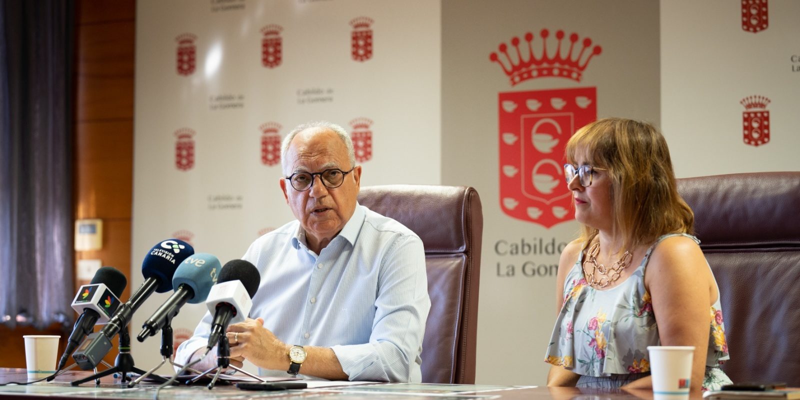 291123 Casimiro Curbelo, presidente del Cabildo de La Gomera, y Rosa Elena García, consejera insular de Educación