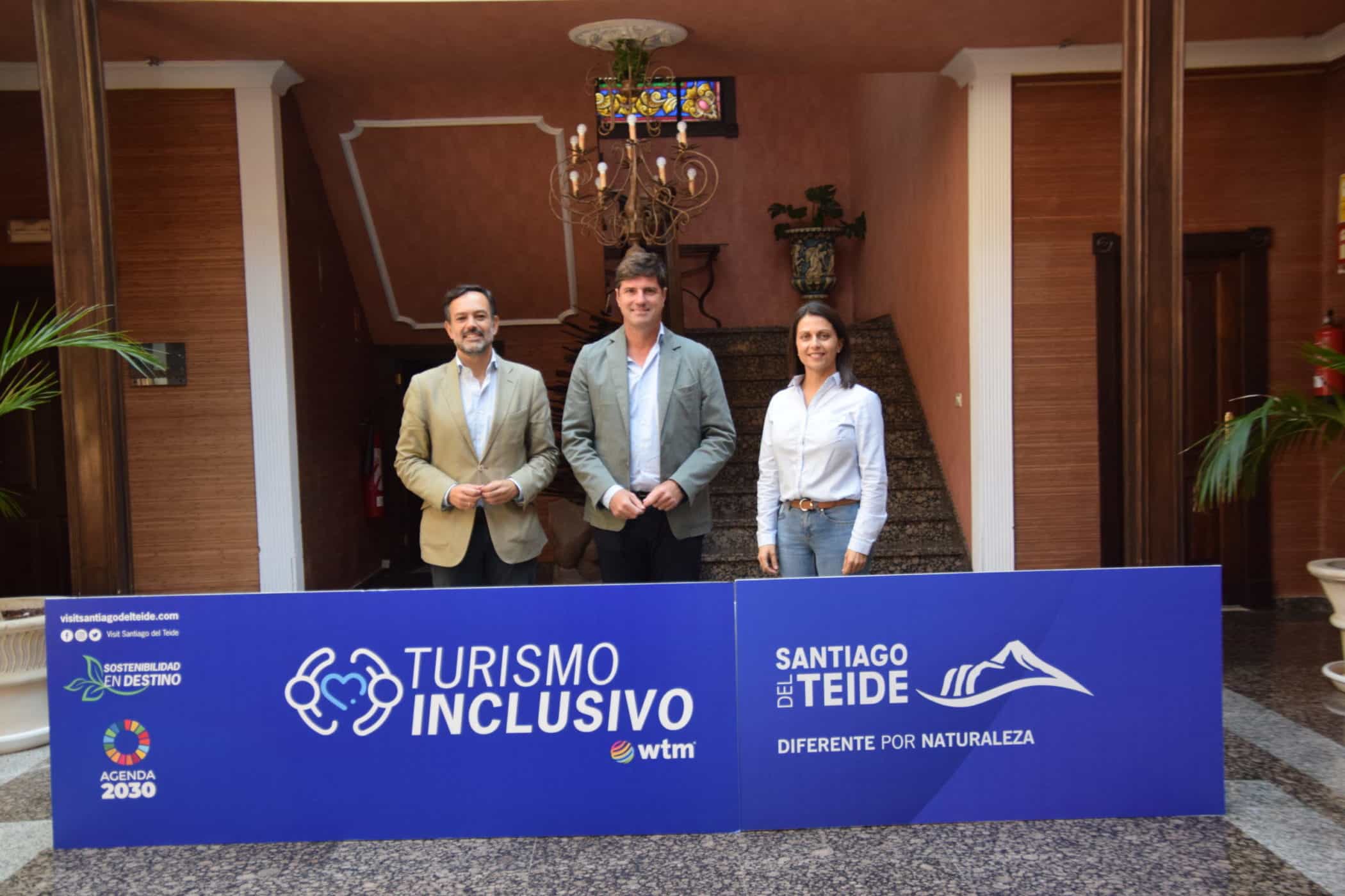 Alcalde junto al consejero de Turismo y concejala de Turismo en presentación material promocional World Travel Market