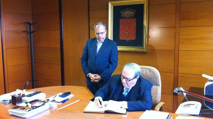 Casimiro Curbelo y Jerónimo Saavedra en el despacho del Cabildo insular