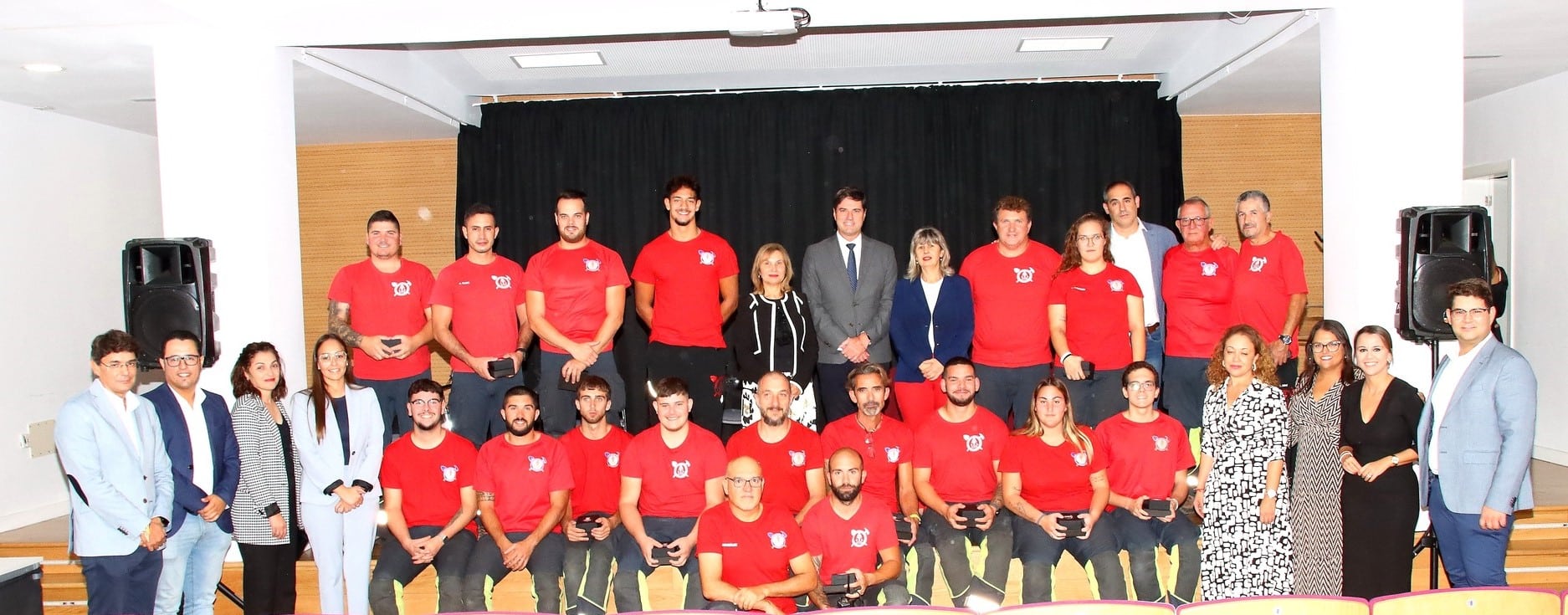 Foto de familia del reconocimeinto a los Bomberos Voluntarios