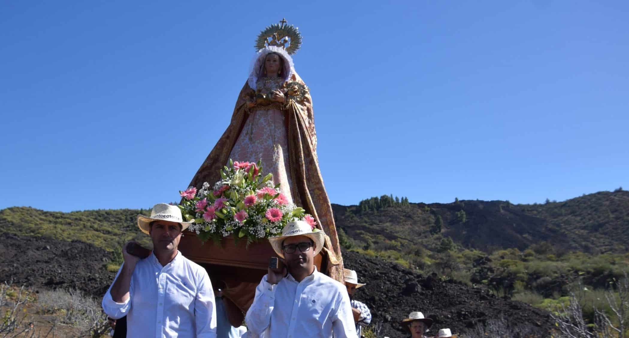 Foto momento del traslado de la imagen de San Ana ante las coladas