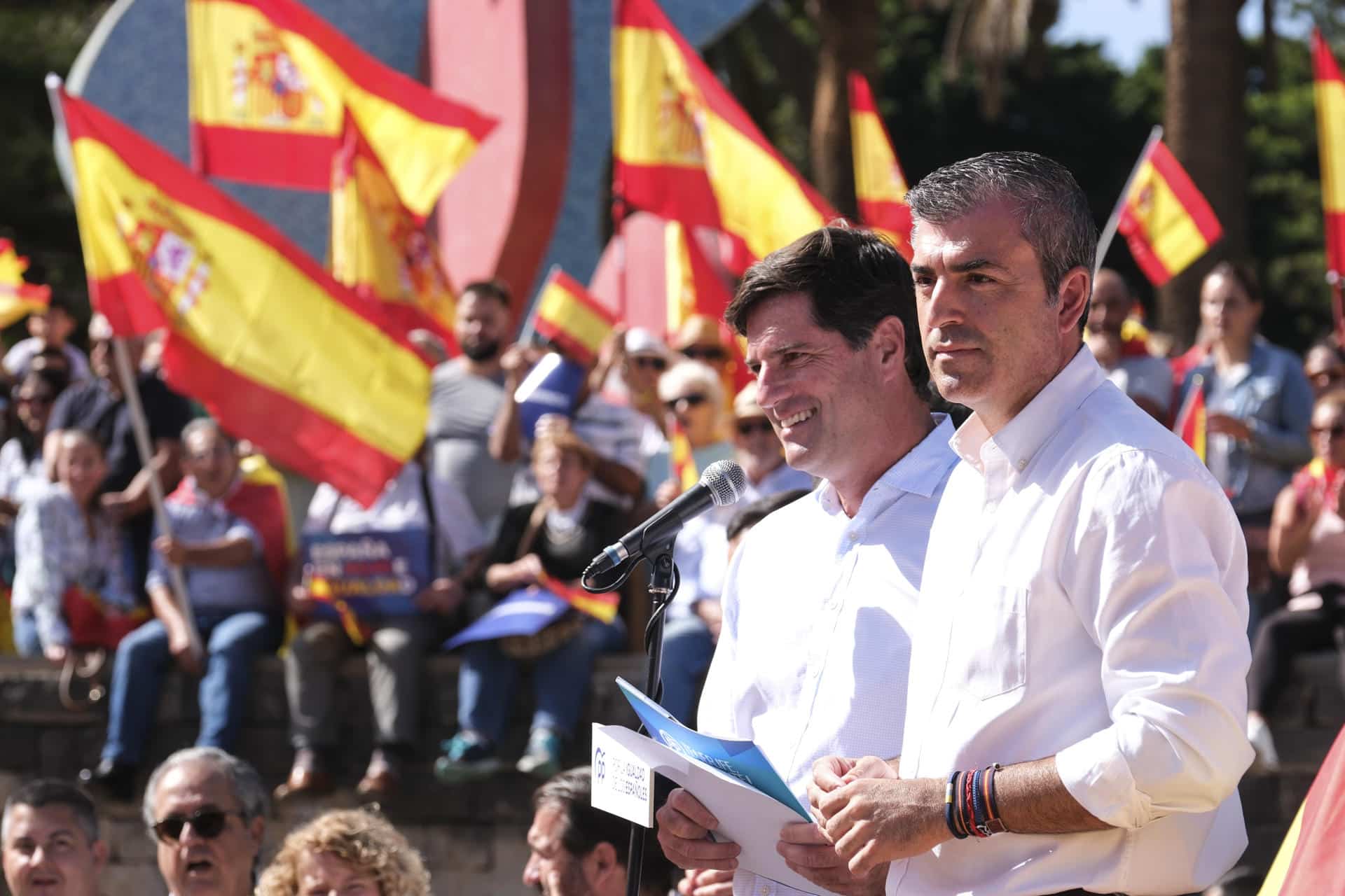 “Rompe el pacto” con CC, le gritan al líder del PP canario en Santa Cruz de Tenerife