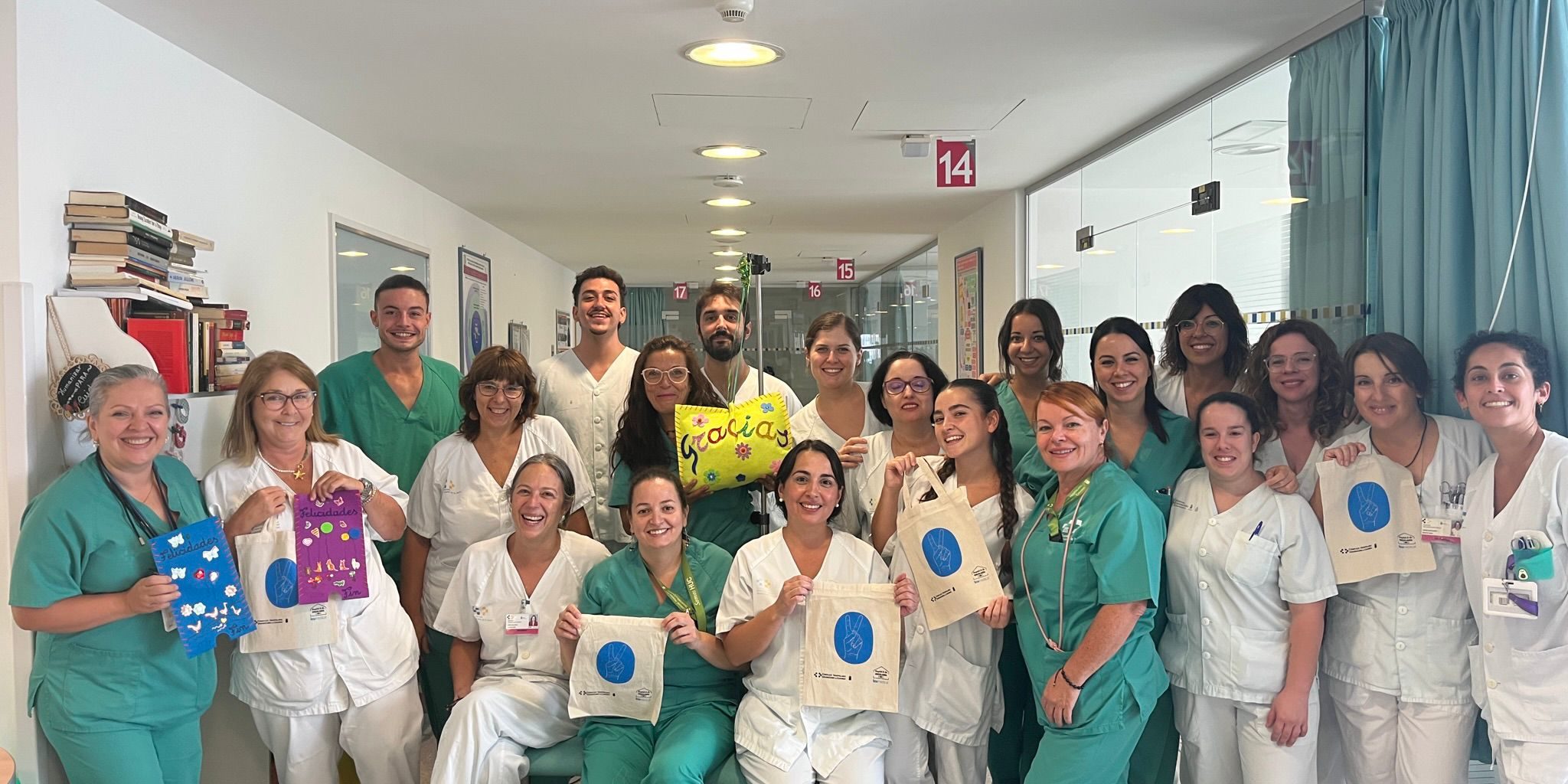Profesionales Hospital de Día Onco HUC con bolsas adiós quimio