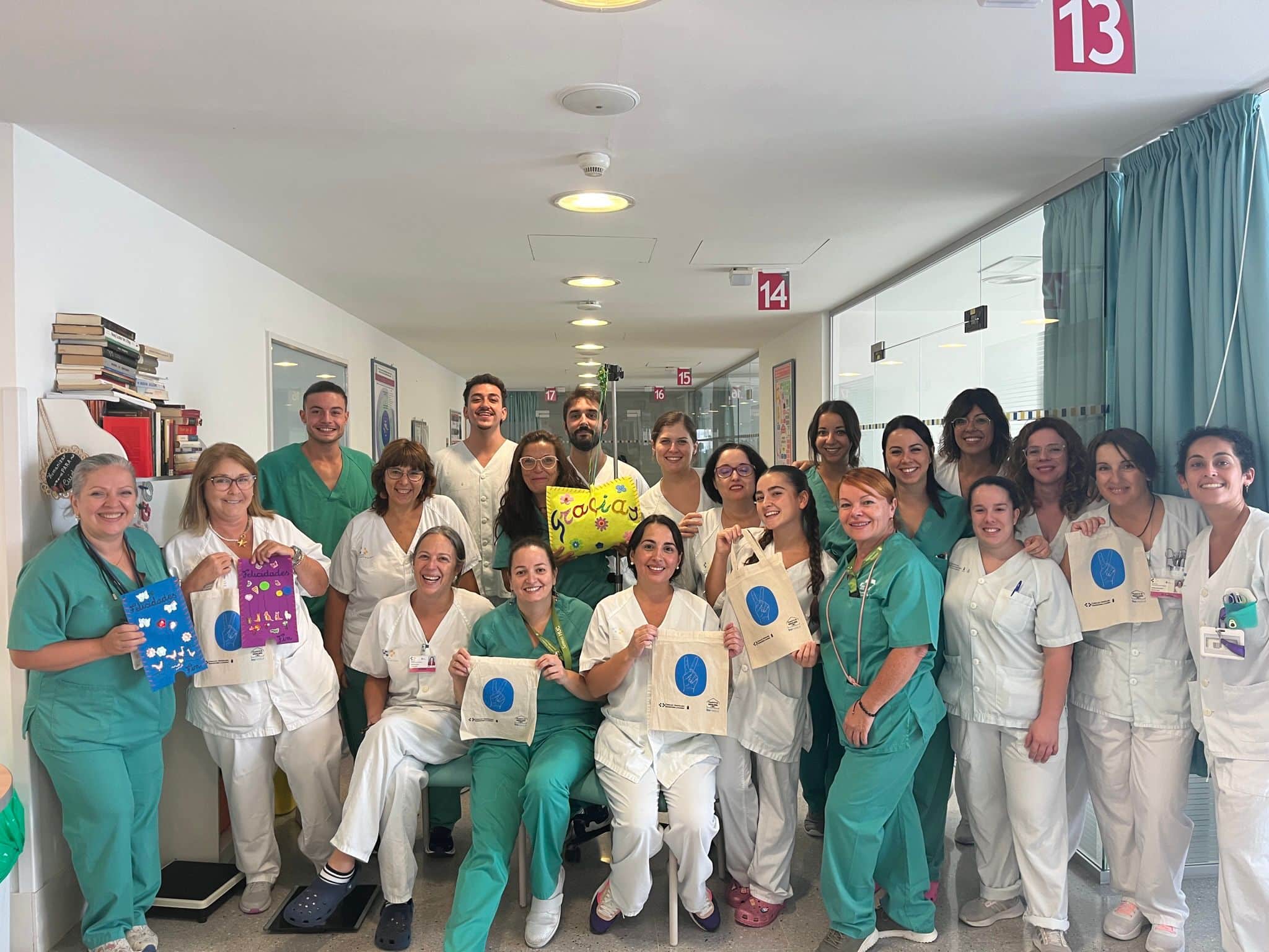 Profesionales Hospital de Día Onco HUC con bolsas adiós quimio