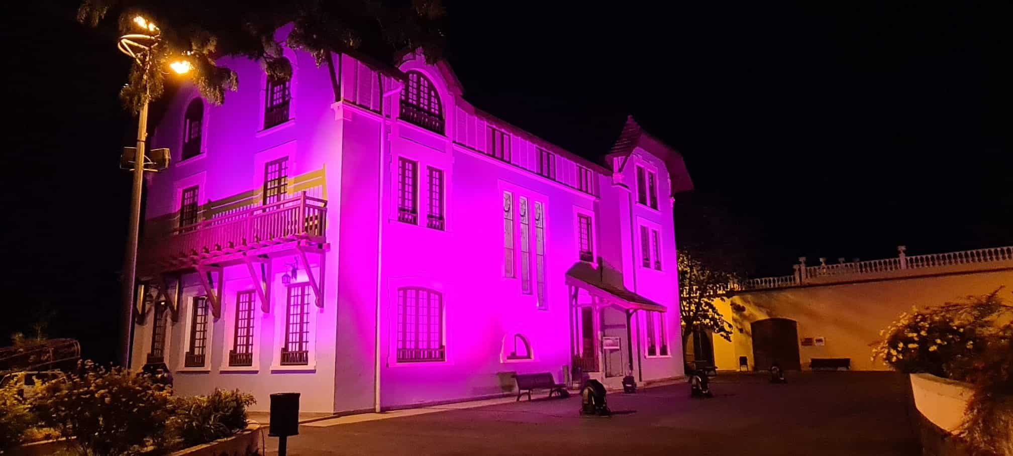 fachada de casa Doña Chana por el 25 N