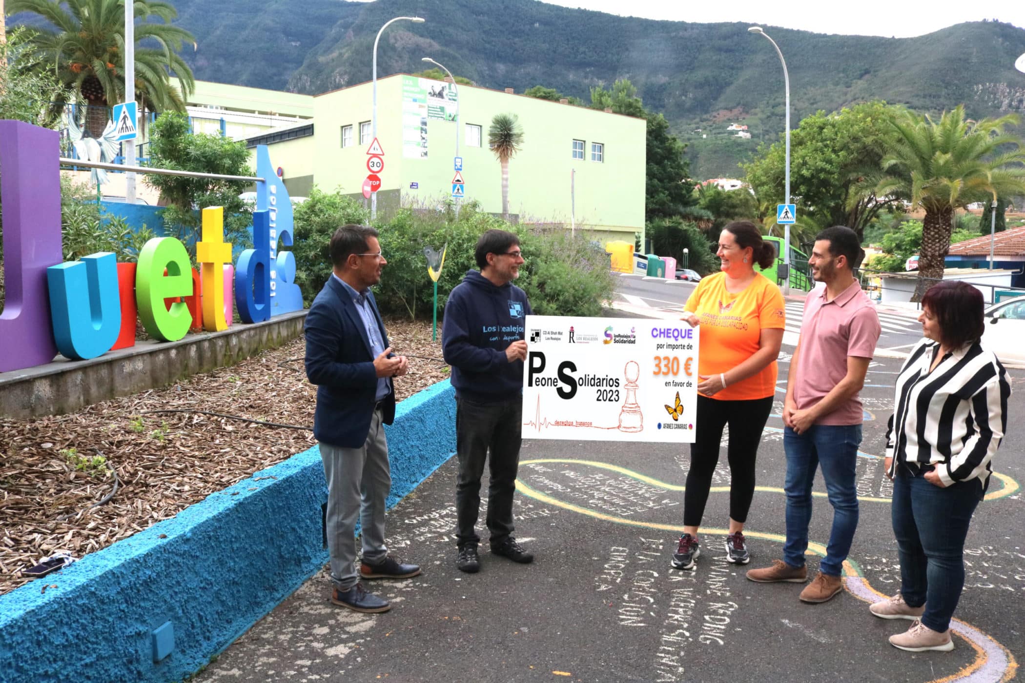 051223 Entrega cheque peones solidarios club Al Shah Mat ajedrez a Afanes Los Realejos por la Solidaridad 2023