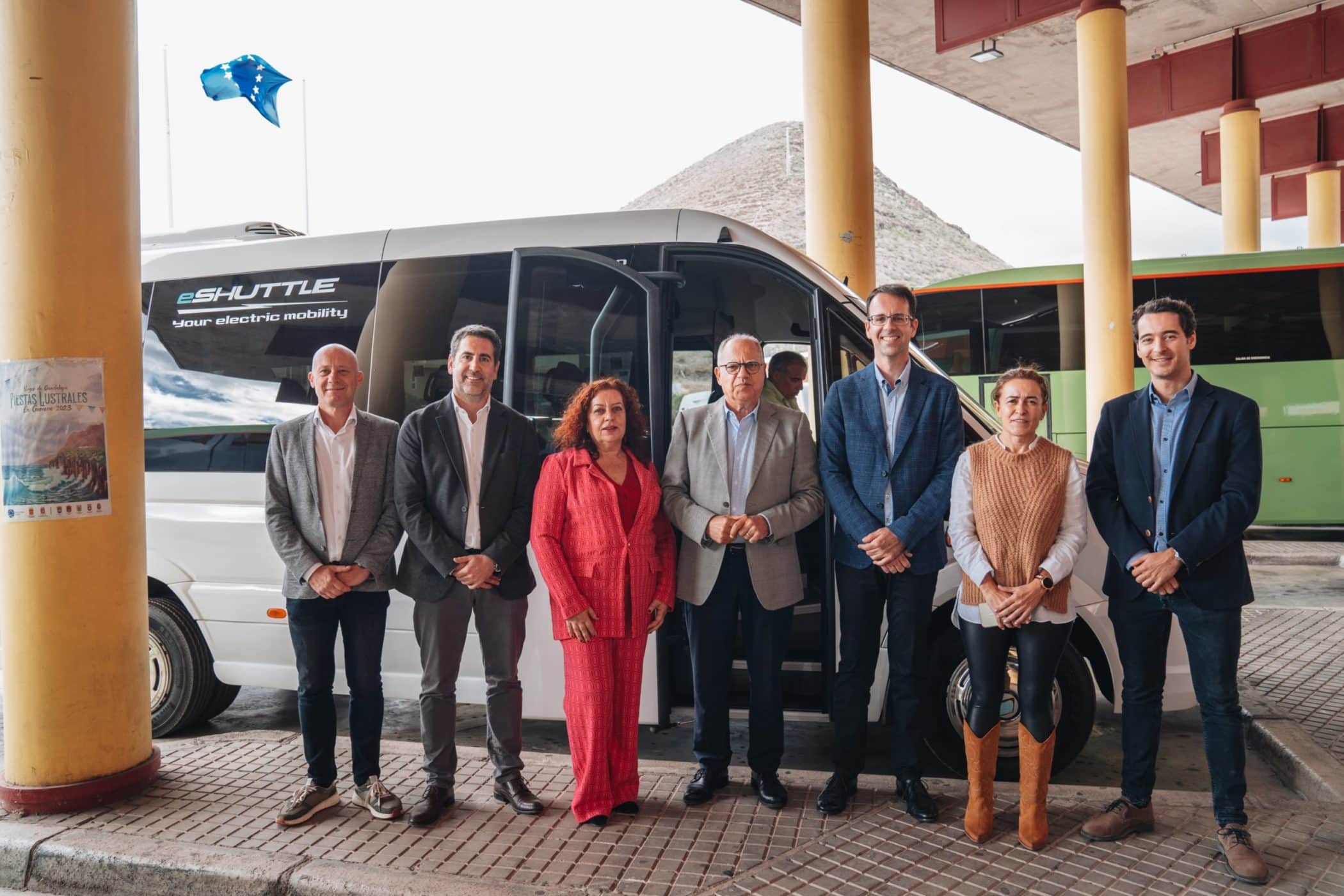 Casimiro Curbelo en el inicio de la prueba piloto de la primera guagua eléctrica
