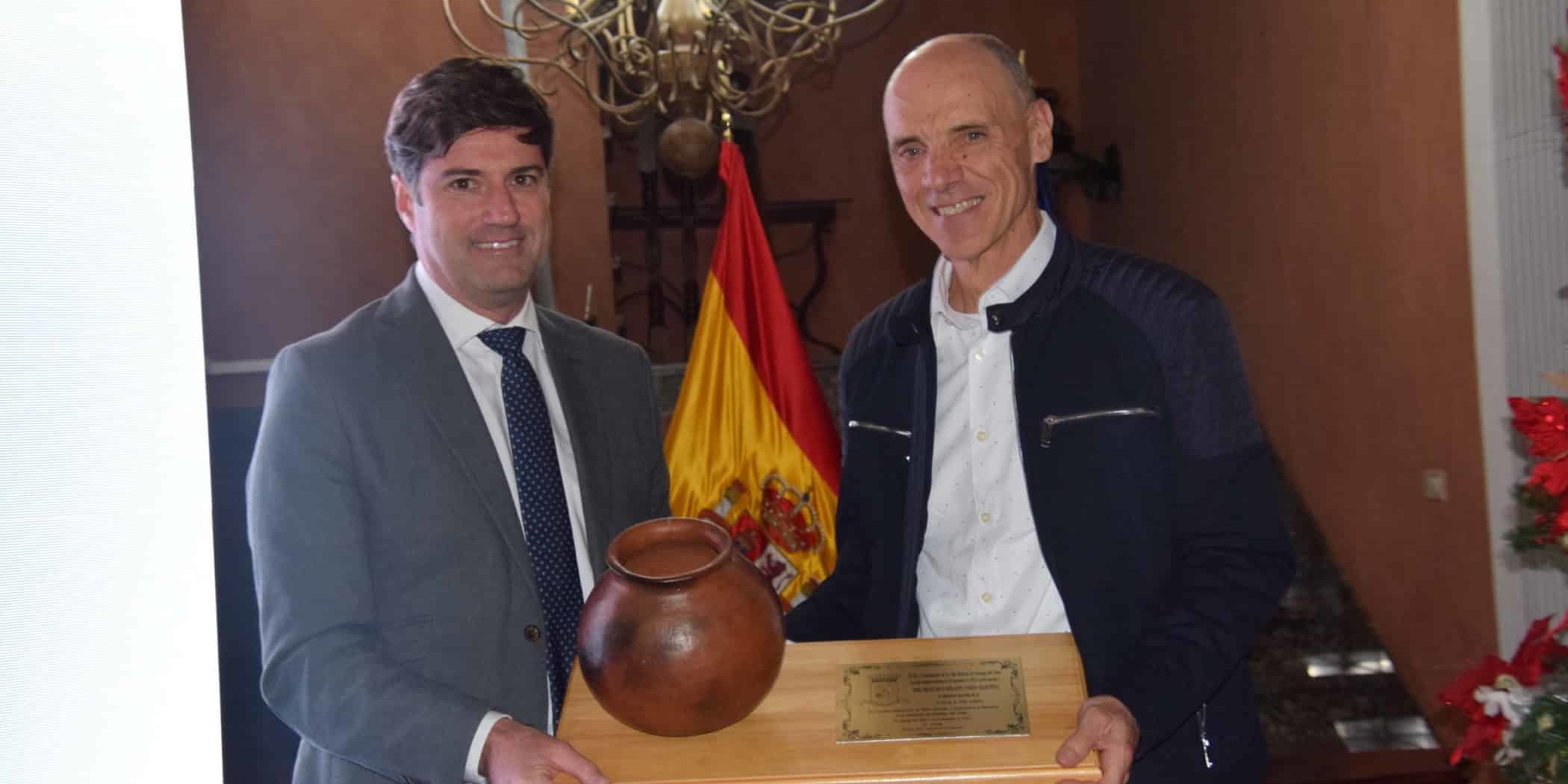 El alcalde entregando la Talla de Oro a Serafín Pardo