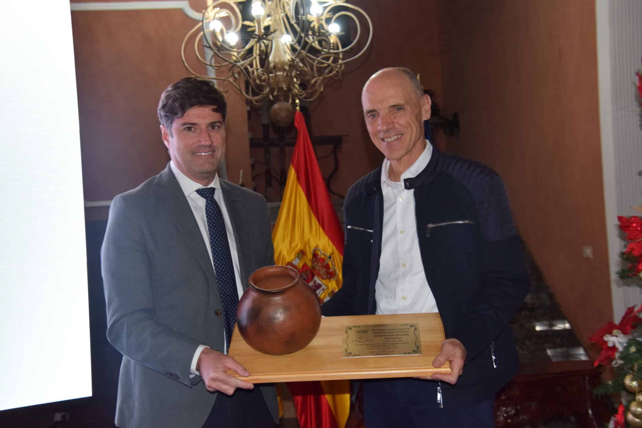 El alcalde entregando la Talla de Oro a Serafín Pardo