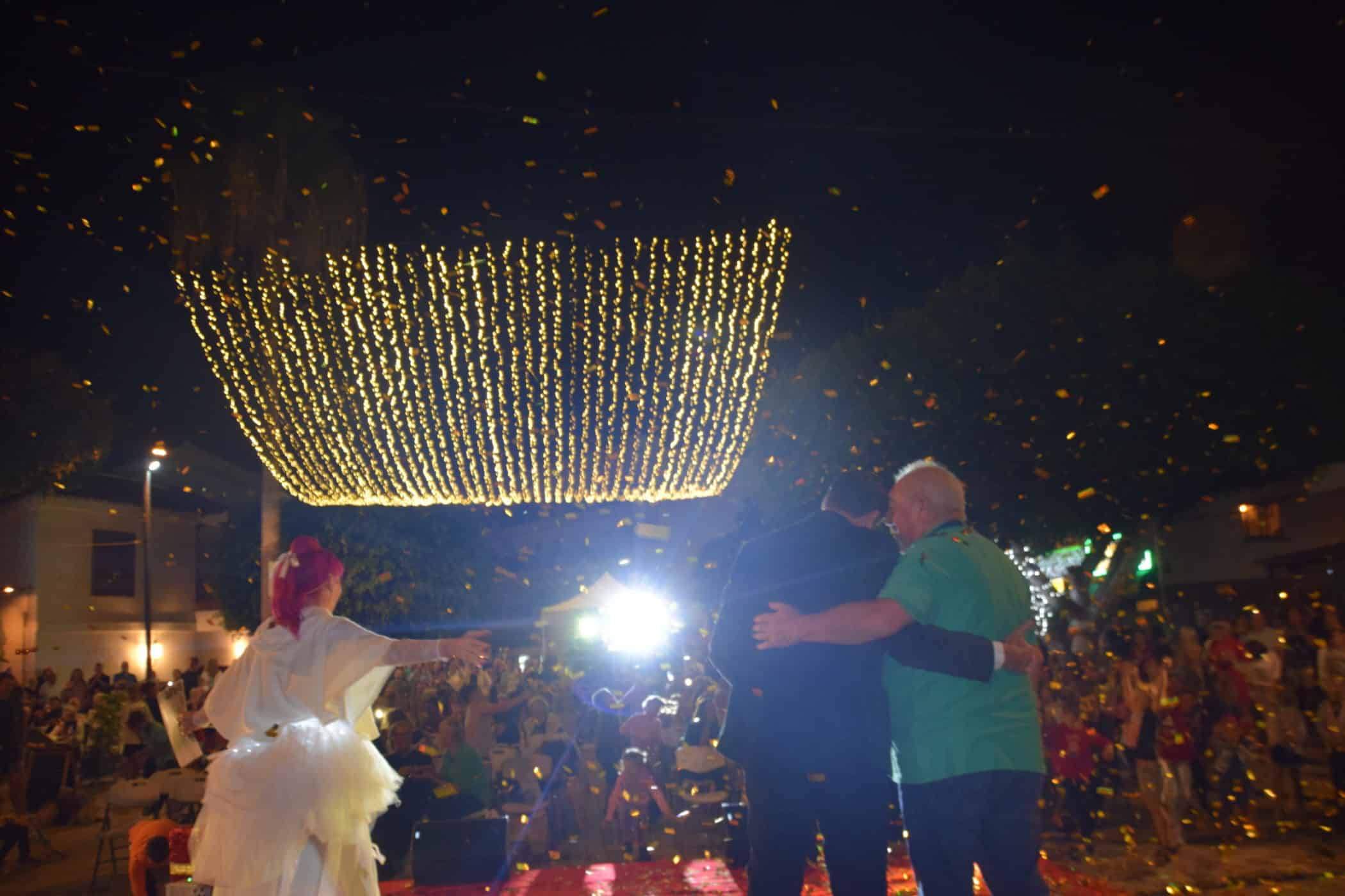 Foto encendido luminaria navideña en plñaza de Los Gigantes