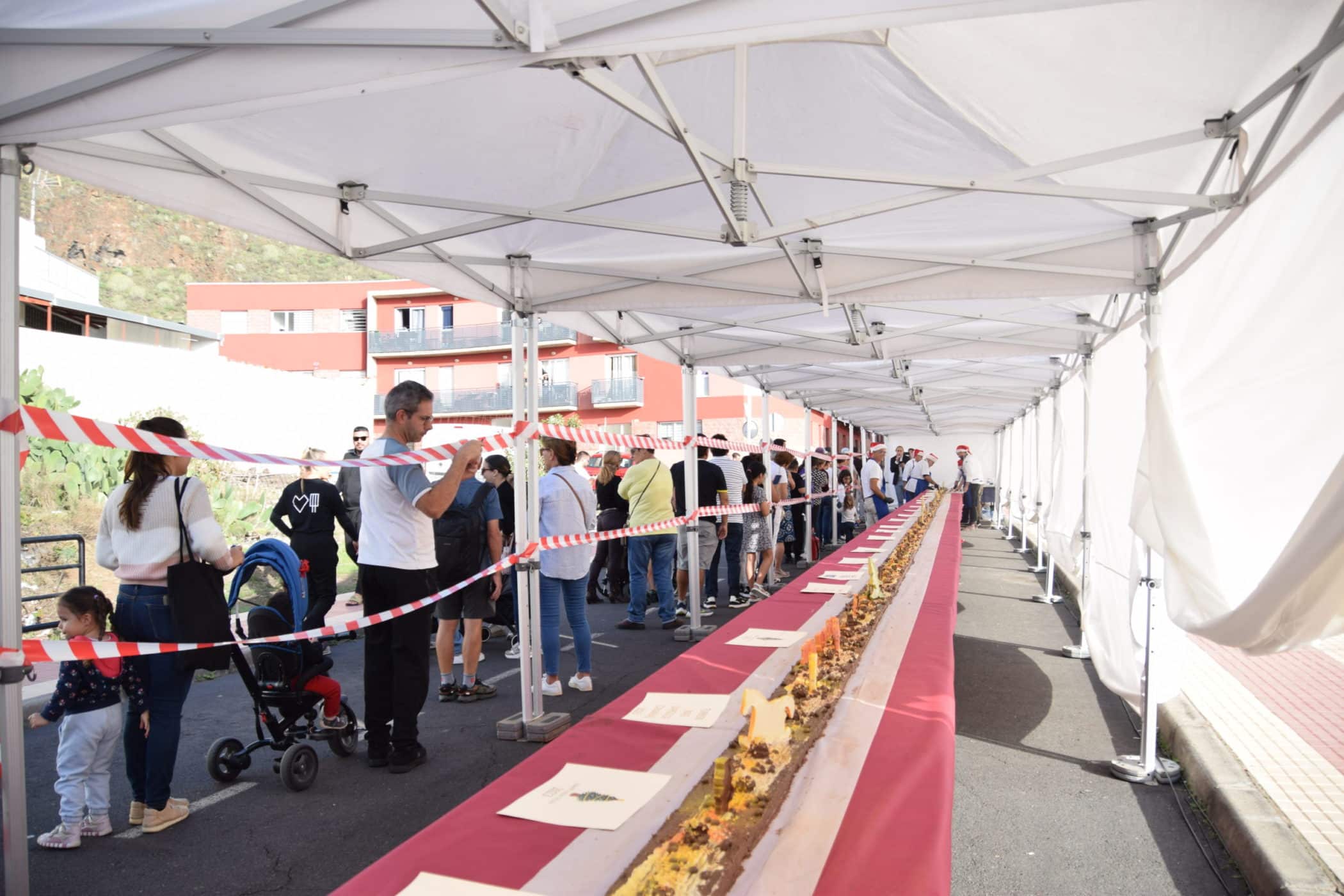 Fotos en cola para probar el turrón más grande de Canarias