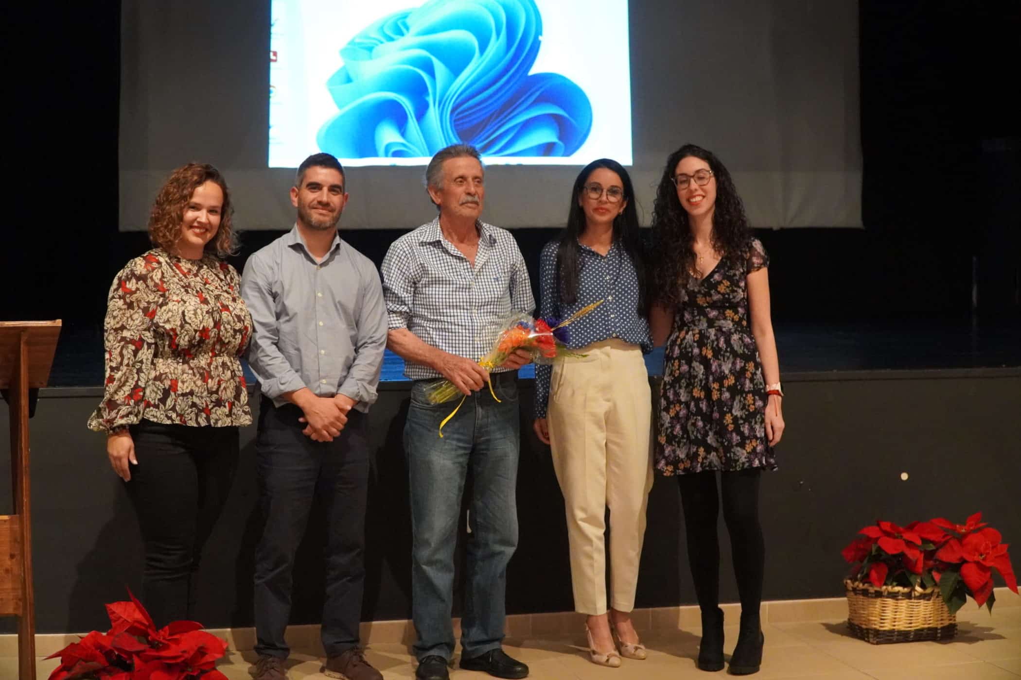 Los concejales junto a las directoras del documental y uno de los protagonistas