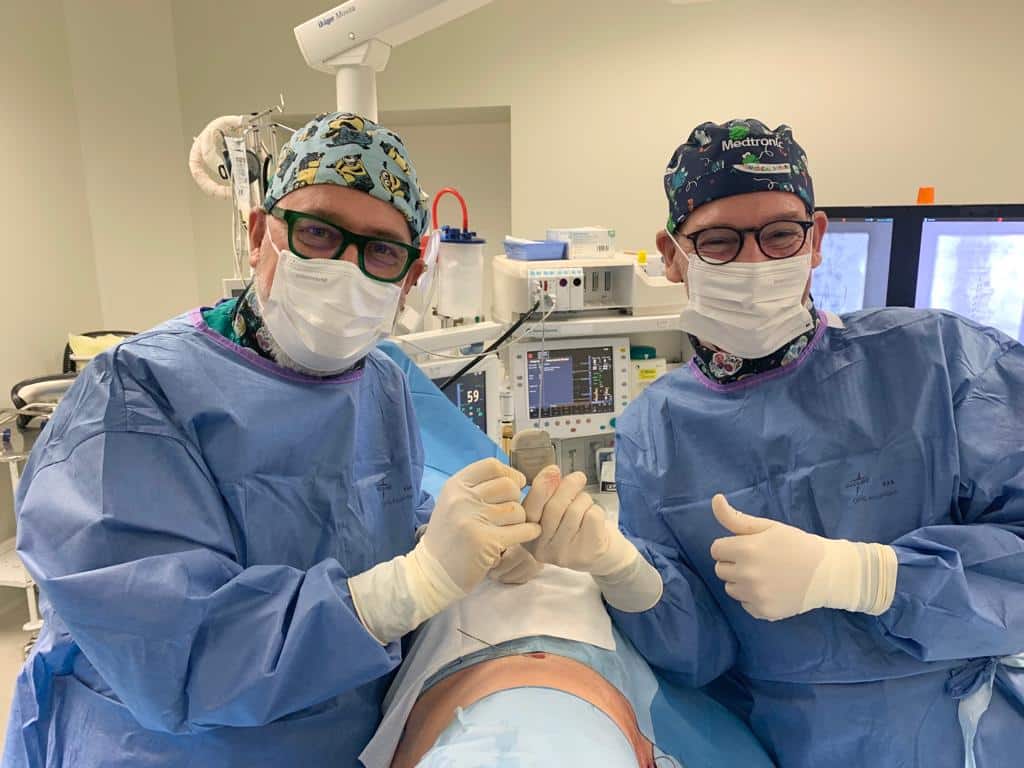 Los doctores Fernando Ojeda y Frank Walter implantan este nuevo dispositivo dolor