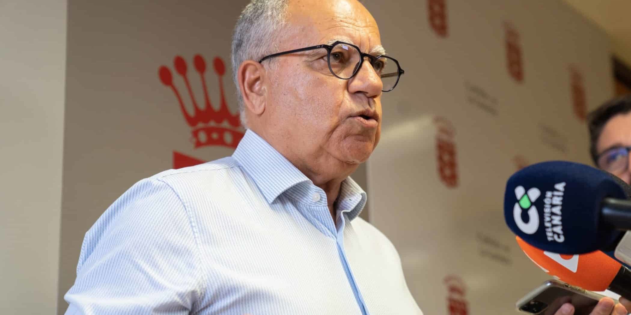 080124 Casimiro Curbelo atendiendo a los medios en el Cabildo insular