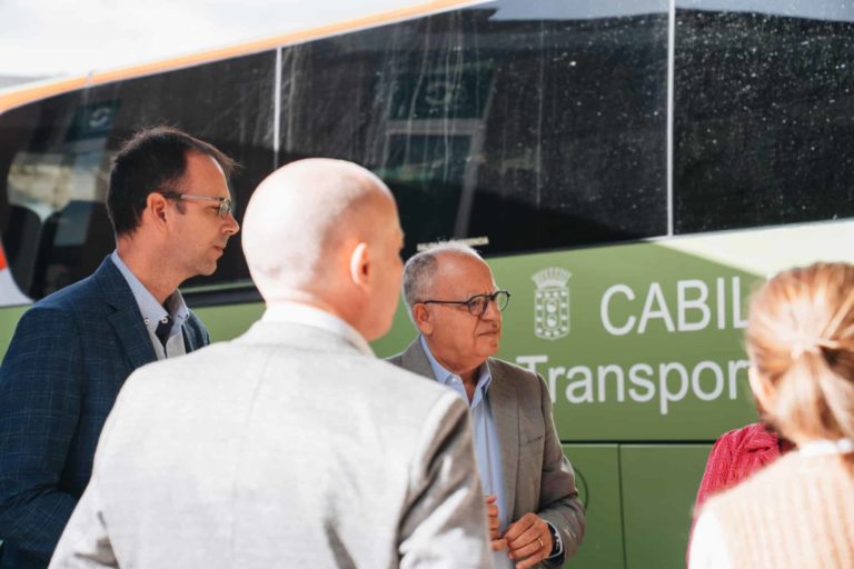 090124 Casimiro Curbelo, presidente del Cabildo de La Gomera, durante una prueba piloto para la implantación de guaguas eléctricas en la isla