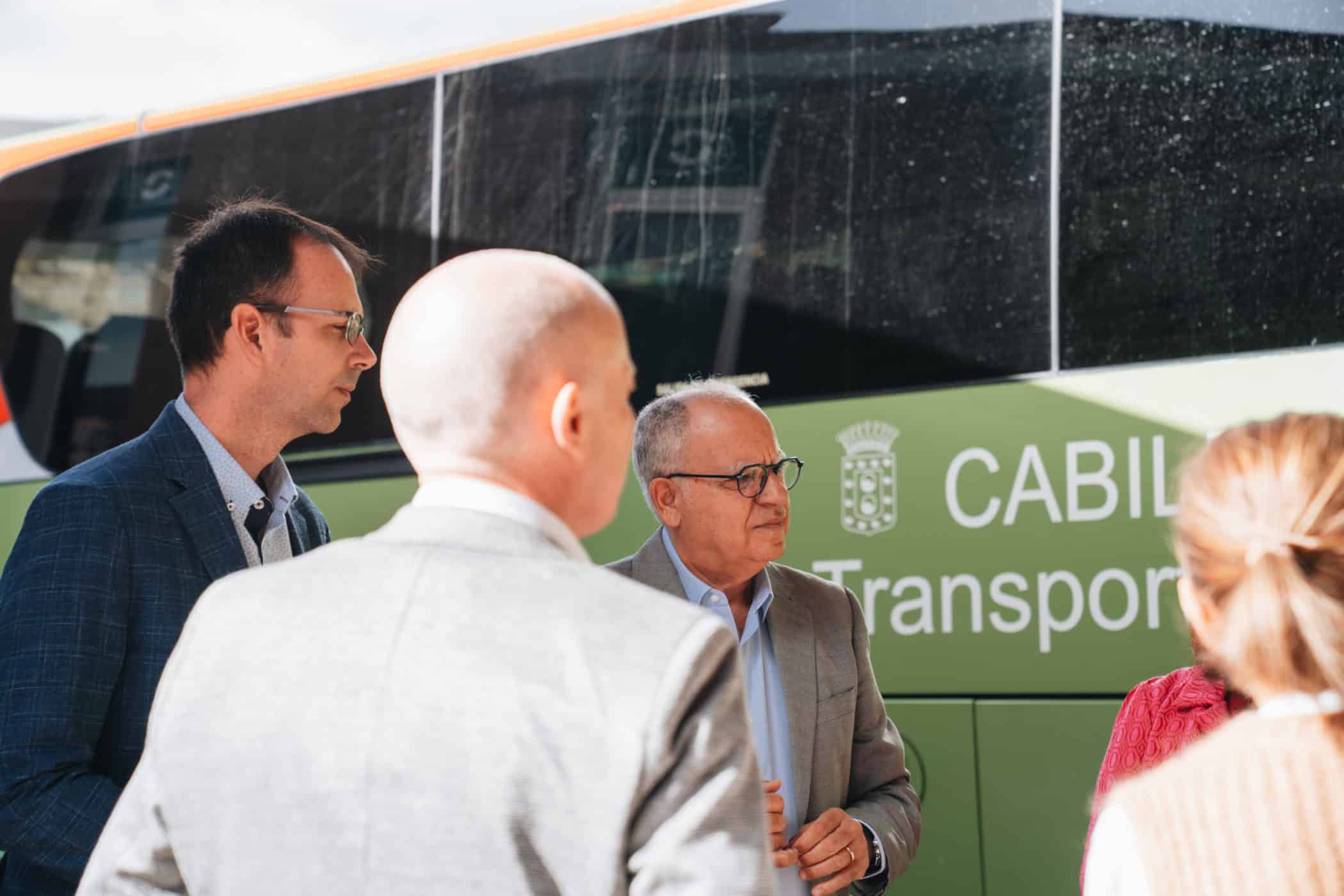 090124 Casimiro Curbelo, presidente del Cabildo de La Gomera, durante una prueba piloto para la implantación de guaguas eléctricas en la isla