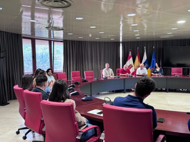 150124 Acto de entrega de diplomas que acreditan la participación de los jóvenes recién titulados en el programa