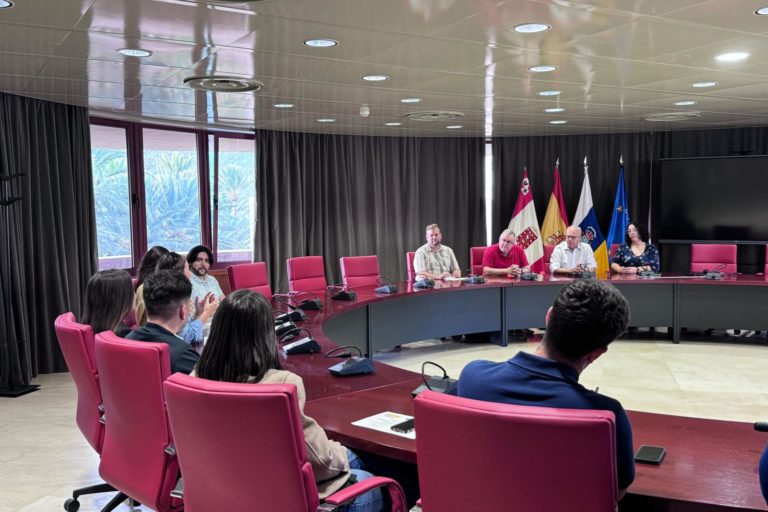 150124 Acto de entrega de diplomas que acreditan la participación de los jóvenes recién titulados en el programa