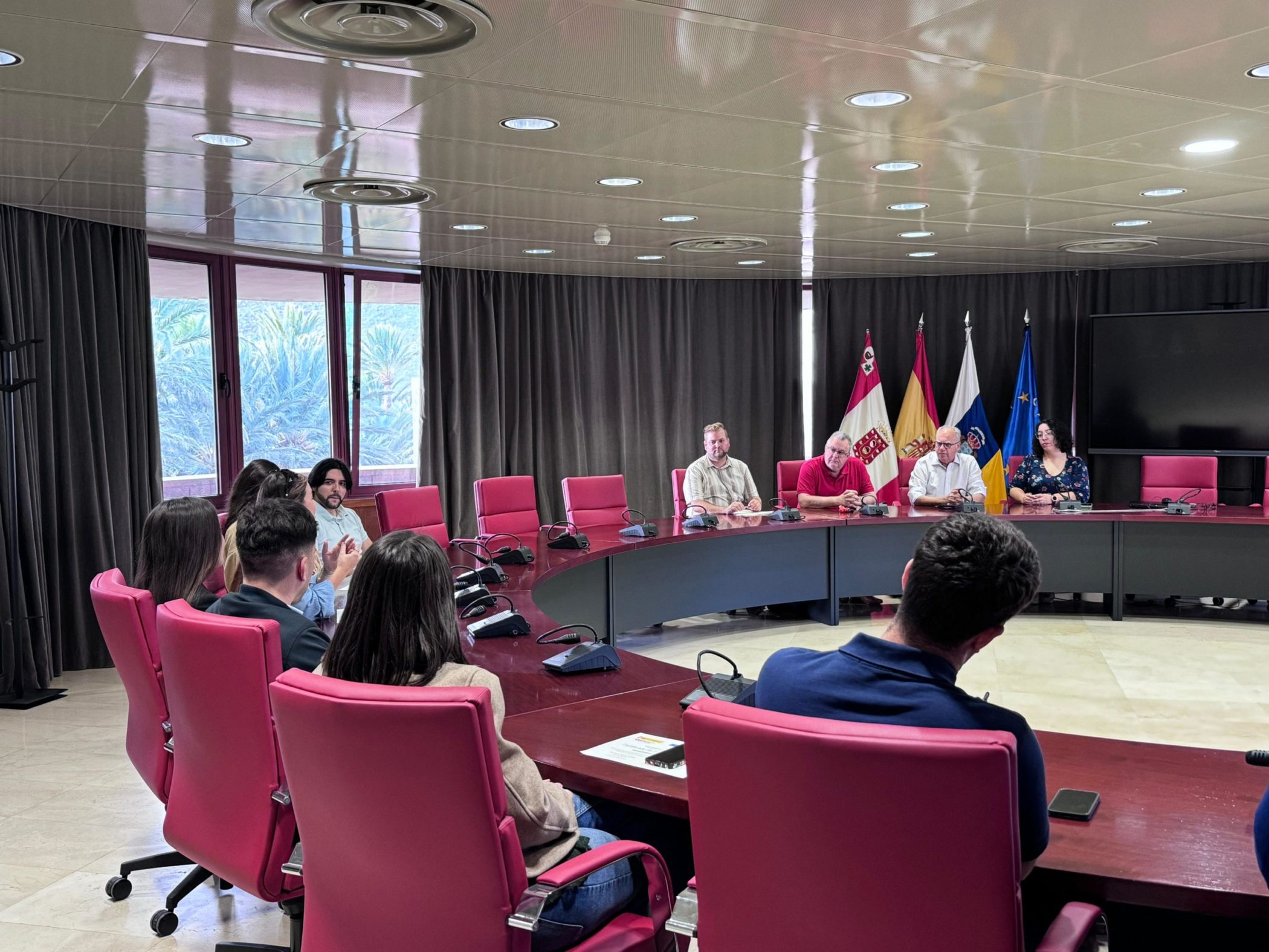150124 Acto de entrega de diplomas que acreditan la participación de los jóvenes recién titulados en el programa