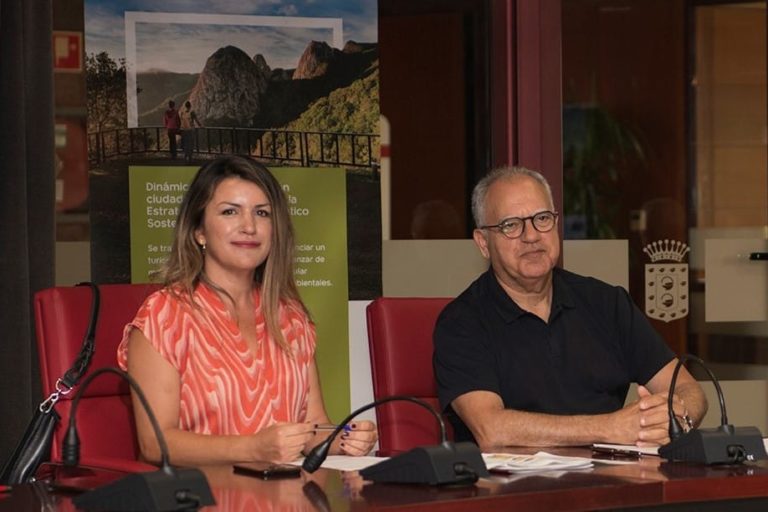 160124 El presidente del Cabildo, Casimiro Curbelo, y la consejera insular de Comercio y Consumo, María Isabel Méndez