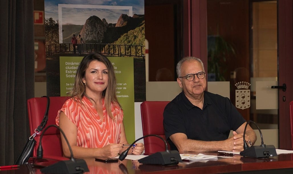 160124 El presidente del Cabildo, Casimiro Curbelo, y la consejera insular de Comercio y Consumo, María Isabel Méndez