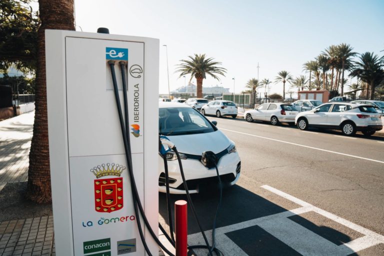 170124 recarga eléctrica de coches en La Gomera