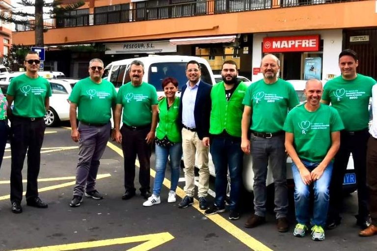 290124 Taxis en verde lucha contra el cáncer