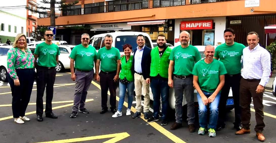 290124 Taxis en verde lucha contra el cáncer