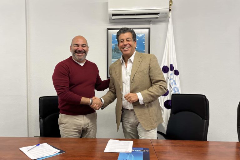 Abián Nuez y Javier Cabrera tras la firma del convenio
