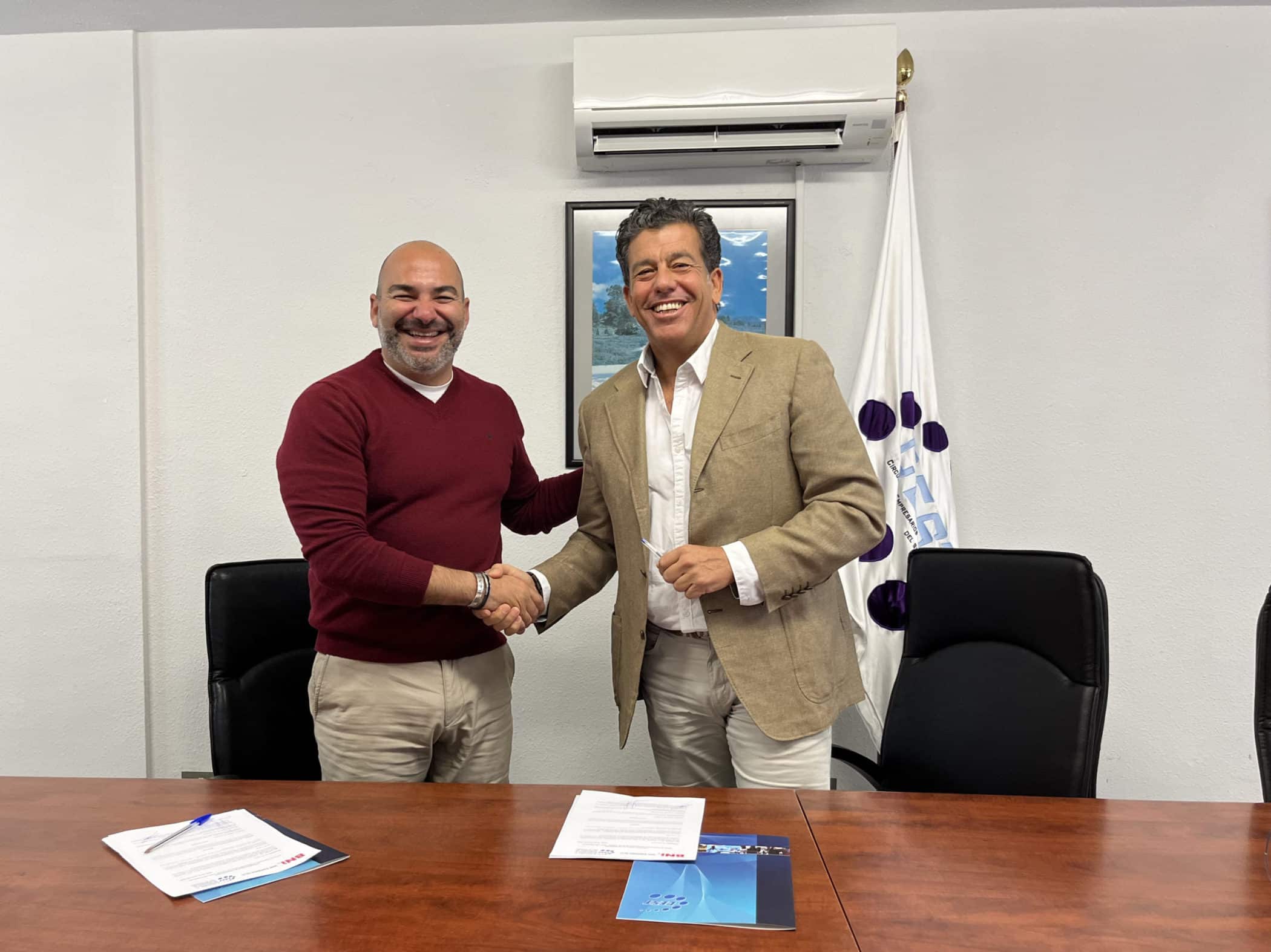 Abián Nuez y Javier Cabrera tras la firma del convenio