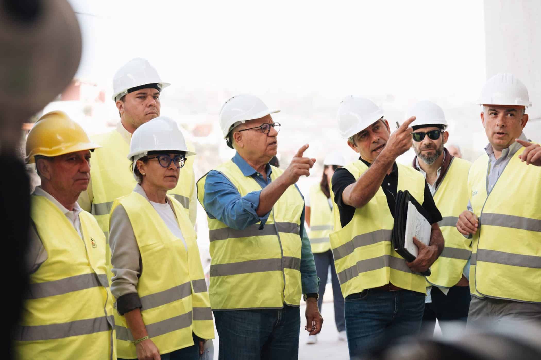 Autoridades durante la visita a la desaladora de San Sebastián de La Gomera
