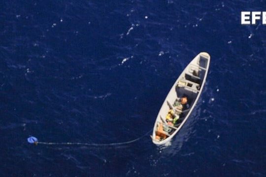 DIEZ DÍAS SIN AGUA EN UN CAYUCO HACIA CANARIAS-EFE 26-1-24