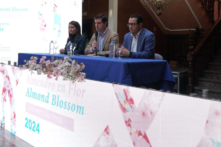 El alcalde presentó la campaña del Almendro en Flor 2024