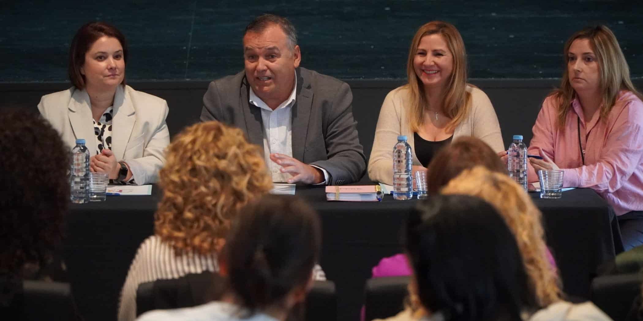 La Directora Insular, Alcalde, Concejala y técnica municipal M José Hdez (I-D), durante el acto