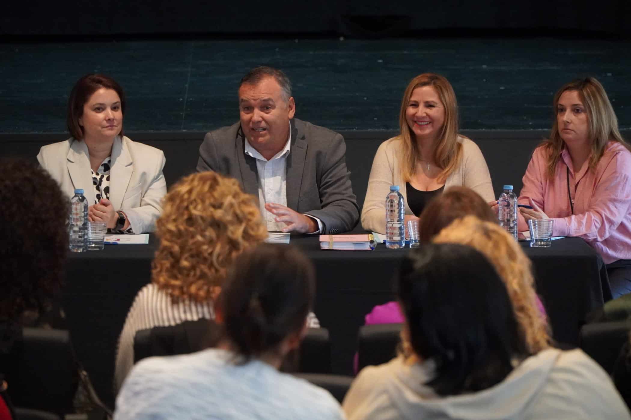 La Directora Insular, Alcalde, Concejala y técnica municipal M José Hdez (I-D), durante el acto