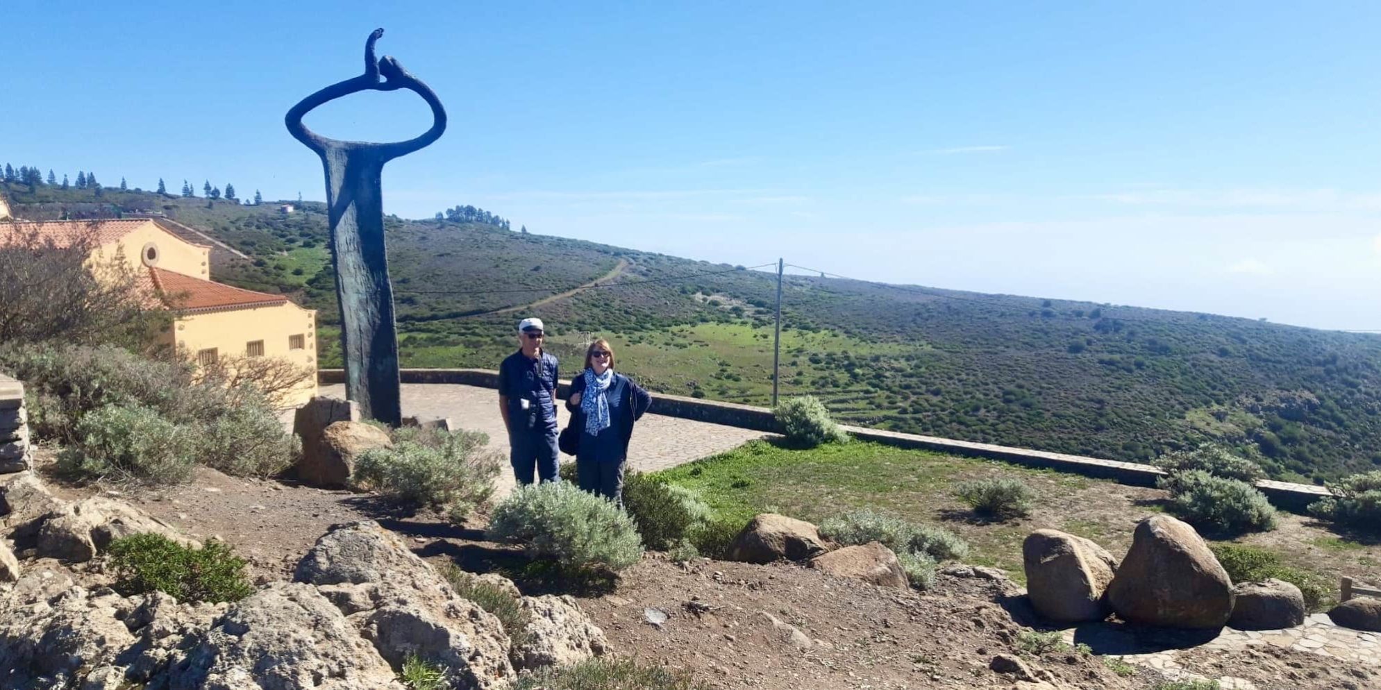 Periodistas en el monumento al Silbo Gomero en Igualero