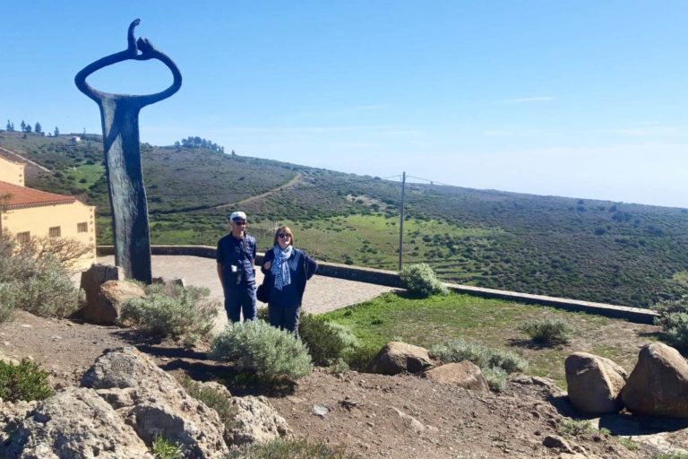Periodistas en el monumento al Silbo Gomero en Igualero