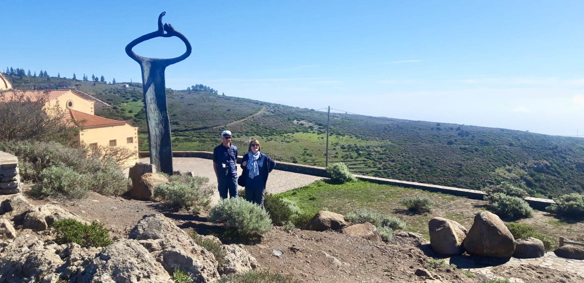 Periodistas en el monumento al Silbo Gomero en Igualero