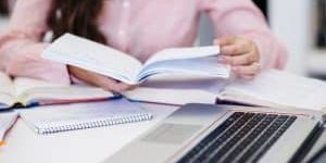 manos-cuaderno-lugar-trabajo_23-2147844859-300×200