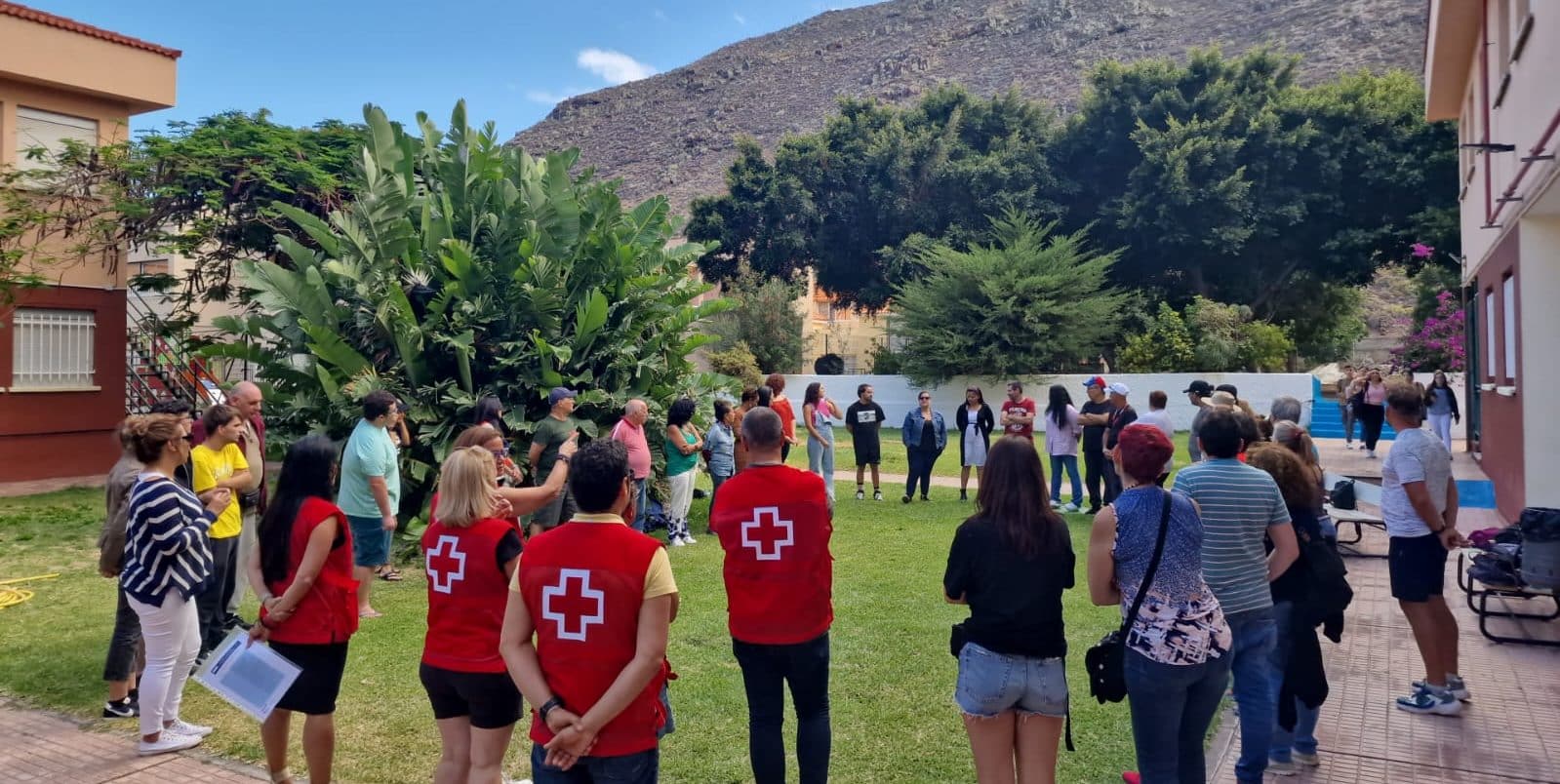 050224 Usuarios y usuarias beneficiarios del programa de envejecimiento activo promovido por el Cabildo y Cruz Roja