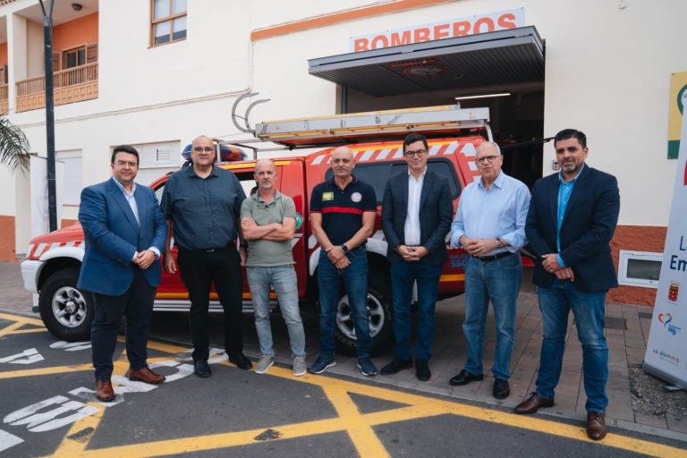 080224 Representantes regionales, insulares y locales visitan el centro logístico de Bomberos Voluntarios de Valle Gran Rey