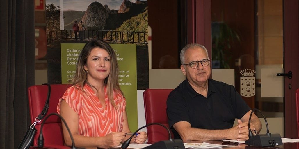 130224 El presidente del Cabildo, Casimiro Curbelo, y la consejera insular de Comercio y Consumo, María Isabel Méndez